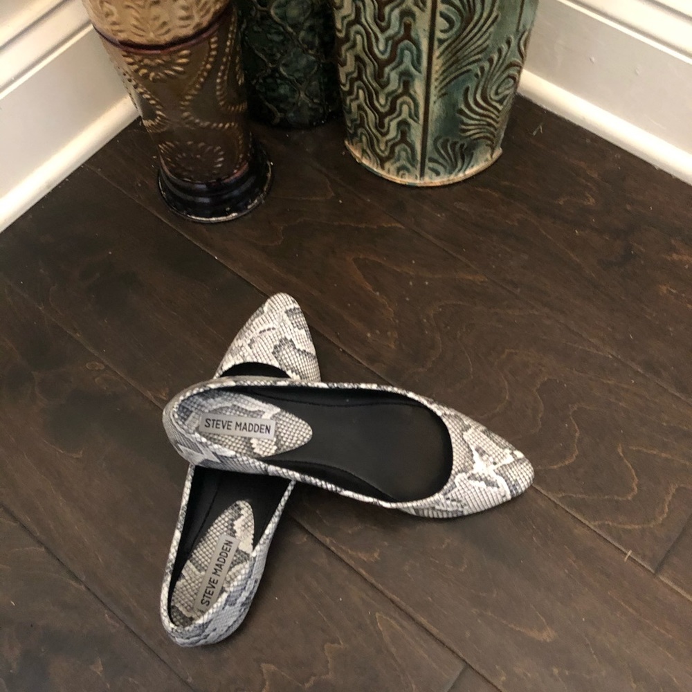 Sz8 BLK/WHT Steve Madden Pointed Toe snake print